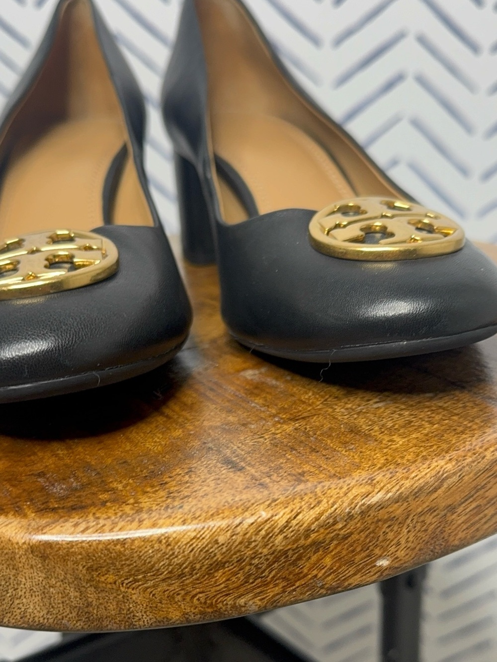 Tory Burch Black Leather Block Heel Pumps Gold Logo Medallion Excellent Size 8.5 - Picture 5 of 11